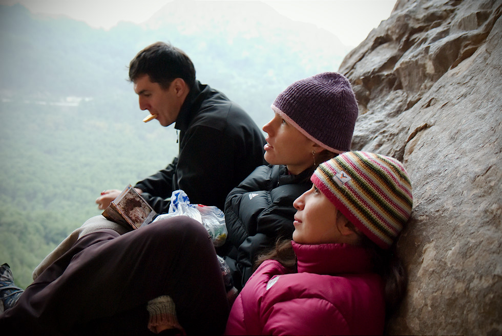 Ivo, Miška a Eva čakajú v Poeme, kým skončí januárová búrka (El Chorro)