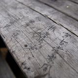 Japonská kaligrafia na stolíku