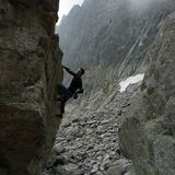 Bouldering na šutroch pod stenou